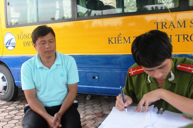 Bắt tạm giam lái xe đâm hỏng trạm cân tải trọng do... buồn ngủ