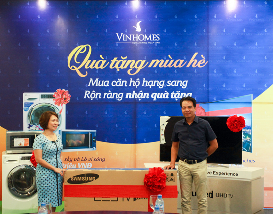 Trao hàng trăm phần quà giá trị cho khách mua căn hộ Vinhomes