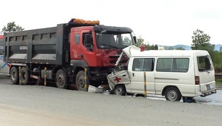 Quảng Trị: Xe cứu thương tông xe tải, bé 7 tháng tuổi tử vong