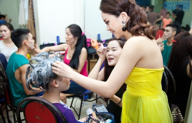 Yến Trang tận tình chăm sóc thí sinh sau hậu trường 