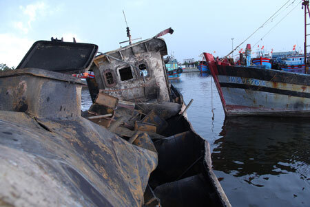 Hiện trường vụ nổ tàu hất nhiều người xuống biển