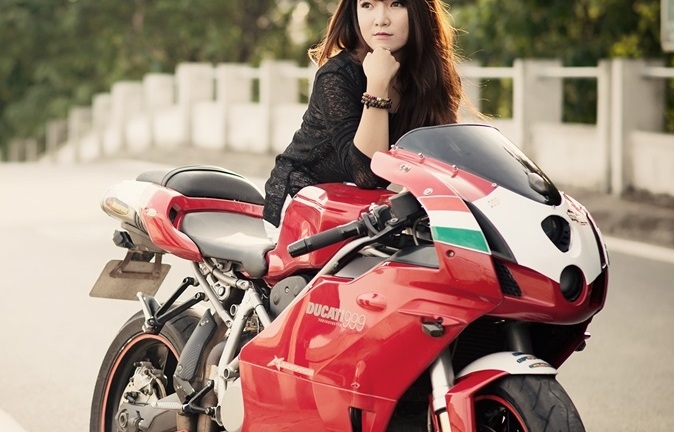 Thiếu nữ bên siêu mô tô “vang bóng một thời” Ducati 999