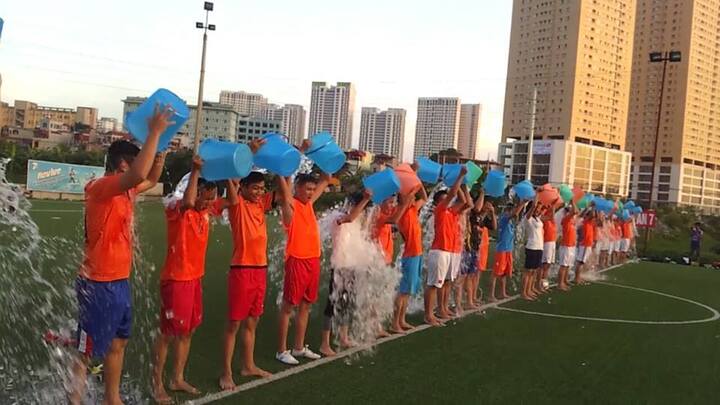 Phóng viên, nhà báo lập kỷ lục dội xô nước đá làm từ thiện