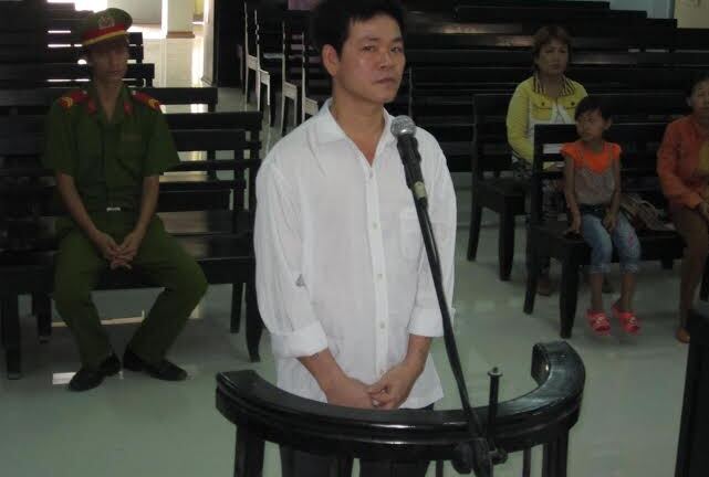 Đến nhà bạn chơi, dụ con bạn bắt chấy rồi dở trò đồi bại