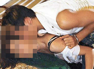 Đặt điện thoại quay tự động, phát hiện chồng hờ đồi bại với con  