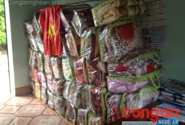 Giấu kín chăn ấm phát cho người nghèo trong kho UBND xã