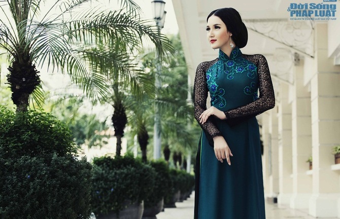 Hoa khôi Phương Thảo khoe sắc dịu dàng với áo dài