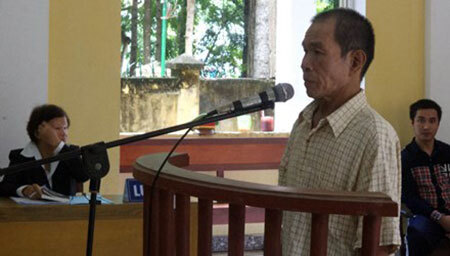 Cụ ông 70 tuổi kéo bé gái vào nhà tắm hiếp dâm