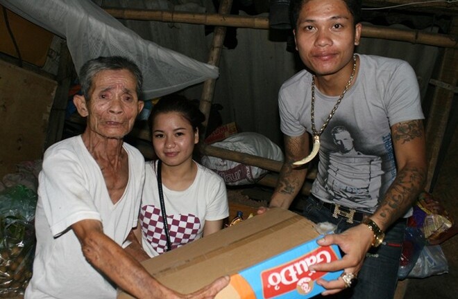 Cảm động cụ già 80 bán bánh mỳ được dân mạng giúp đỡ 