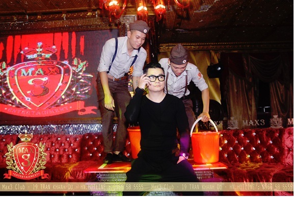 Tuấn Hưng, Chí Anh bị thách thức đổ nước đá làm từ thiện