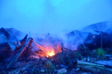 Cháy lớn trong đêm, 1.000m2 nhà xưởng bị thiêu rụi