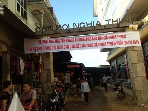 Phó chủ tịch xã vỡ nợ, dân căng băng rôn đòi tiền