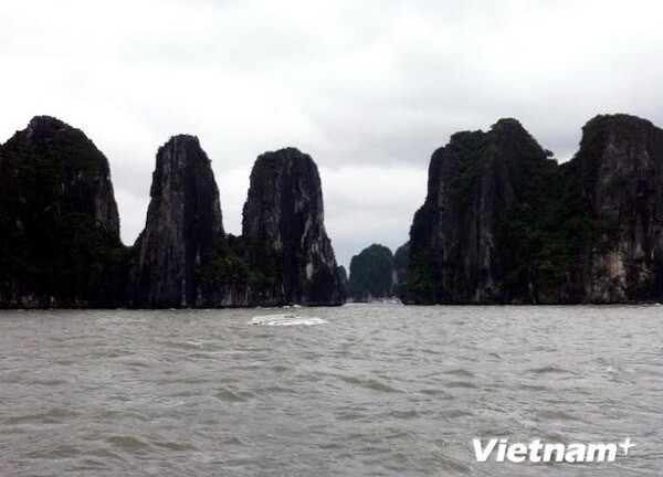 Tàu du lịch chở 20 người bị lốc nhấn chìm ở Hạ Long