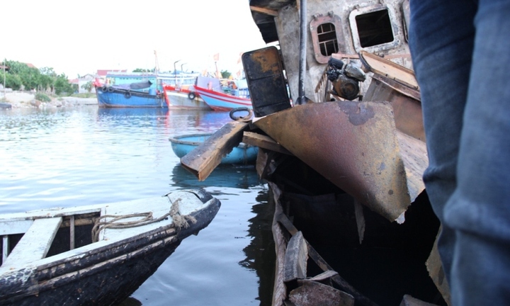 Lập lờ trách nhiệm vụ nổ tàu chở dầu làm 5 người thương vong