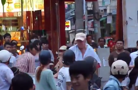 Ông Tây đánh người trên phố bồi thường hơn 60 triệu đồng