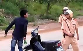 Vi phạm giao thông, dùng cây sắt tấn công cảnh sát 
