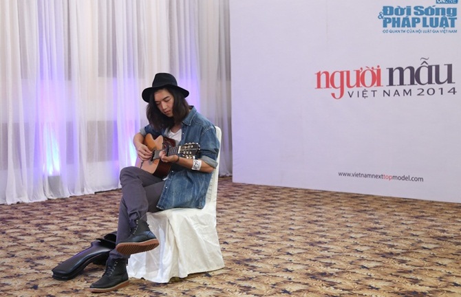 Hot boy hát hay và Hot boy 8 múi nhảy đẹp khiến Adam phát cuồng