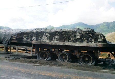 Đang lưu thông, xe đầu kéo chở xi măng bốc cháy dữ dội