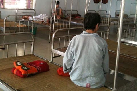 Đập đầu vào tường vì luôn nghe tiếng mỉa mai của tình địch