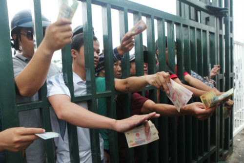 Săn vé xem U19 VN, fan bị dân phe 