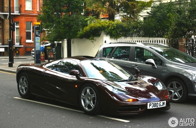 Danh hài đóng Mr.Bean lái siêu xe McLaren F1 hàng hiếm
