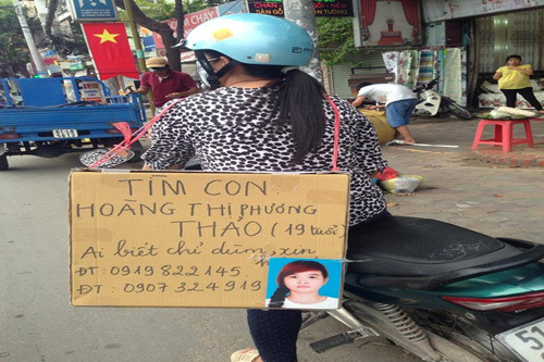 Mẹ rong ruổi trên đường đeo biển tìm con gái