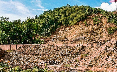 Vàng tặc phá sân trường, hiệu trưởng bị kỷ luật