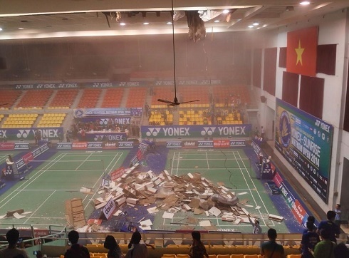 Sập trần nhà thi đấu Phan Đình Phùng, VĐV chạy tán loạn