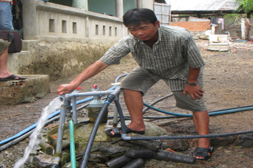 Phú Yên: Giếng khoan tự phun nước lạ thường