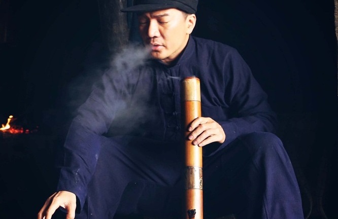 Đàm Vĩnh Hưng cầm điếu hút thuốc lào điệu nghệ