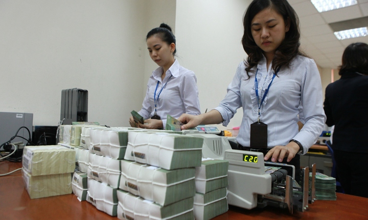 Sếp bự ngân hàng nhận lương gấp trăm lần nhân viên