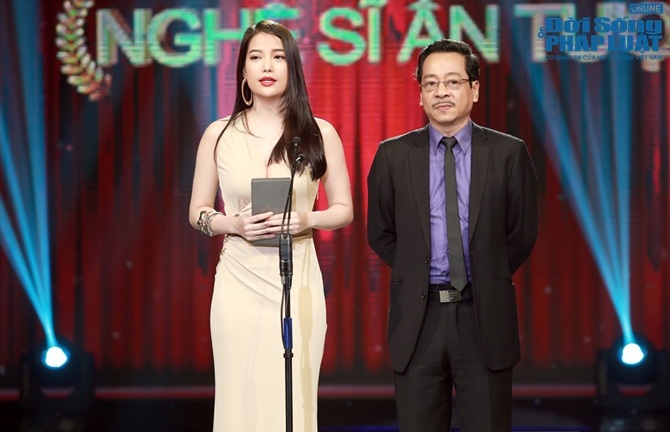 Trương Ngọc Ánh lộng lẫy tới trao giải Ấn tượng VTV 