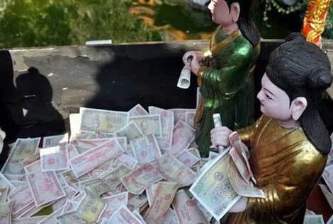 Tiền công đức ở đền, chùa: Ai quản?