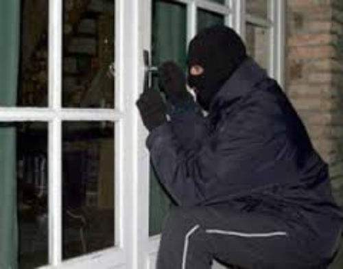 2 tên cướp bịt mặt sa lưới vì... gọi tên nhau 