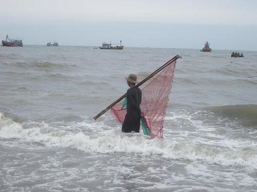 Khan hiếm tài nguyên thủy sản ven bờ.