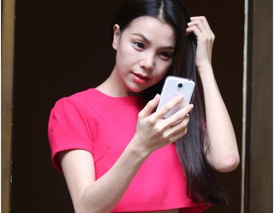 Trà Ngọc Hằng đọ dáng cùng Kingzone K1