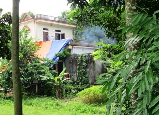 Đi chợ về, phát hiện chồng chết trong tư thế treo cổ