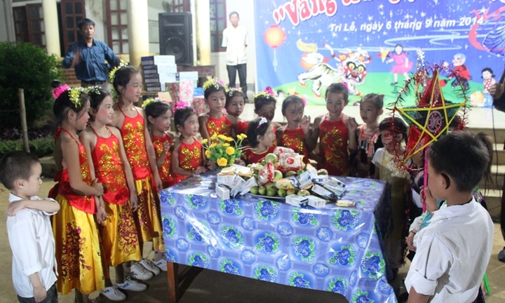 “Vầng trăng yêu thương” đến với trẻ em miền biên ải