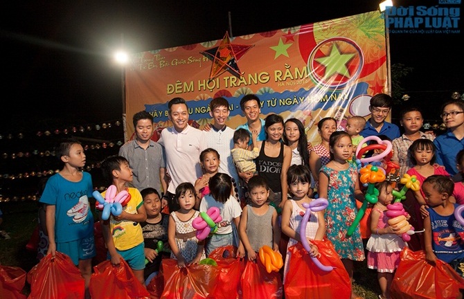 Tuấn Hưng mang Tết Trung thu đến cho trẻ em nghèo