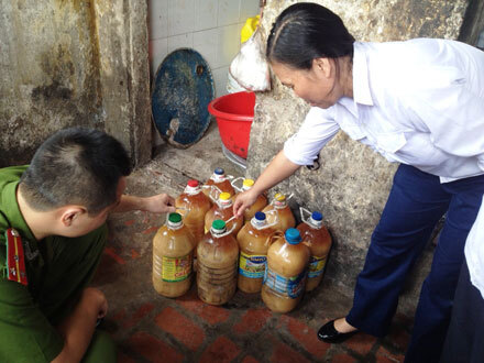 Kinh hoàng xưởng sản xuất hơn 1.000 lít mỡ lợn không rõ nguồn gốc