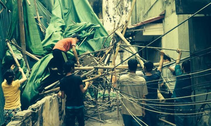 Hà Nội: Giàn giáo từ tầng 11 đổ sập xuống nhà dân