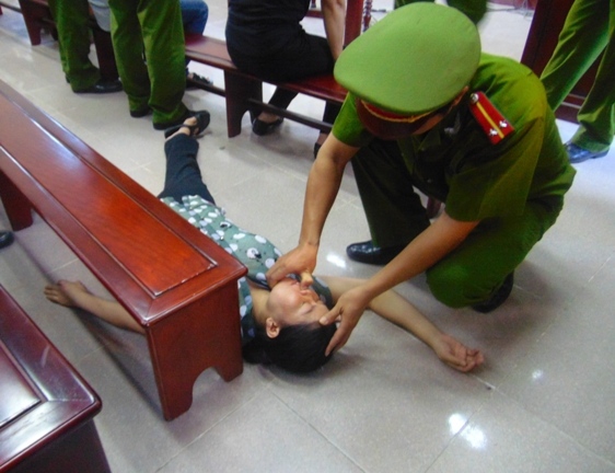 Bị tuyên án tử hình, bị cáo lao đầu vào tường đòi tự tử