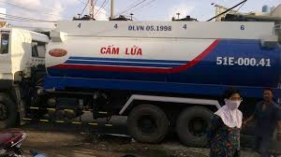 Lùi xe vô ý, cha cán chết con trai