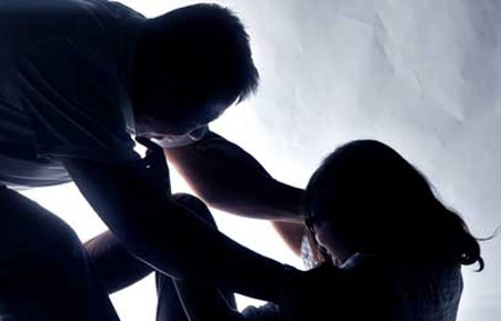 Xông vào tiệm hớt tóc hiếp dâm chủ tiệm