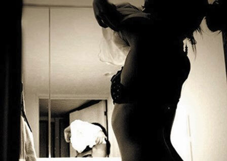 Bị quay lén cảnh nóng khi vụng trộm với 