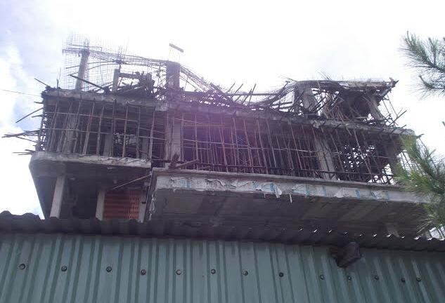 Sập sàn bê tông đang thi công, 2 công nhân thương vong