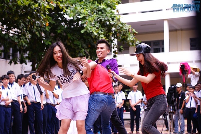 Chí Thiện - Mai Fin đấu với Min Xù - Cao Mỹ Kim