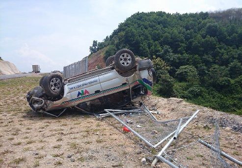 Xe VTV mất lái đâm nát hàng rào, lật ngửa trên vỉa hè