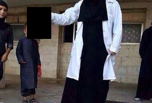 Nữ sinh IS người Anh khoe ảnh cầm thủ cấp đàn ông