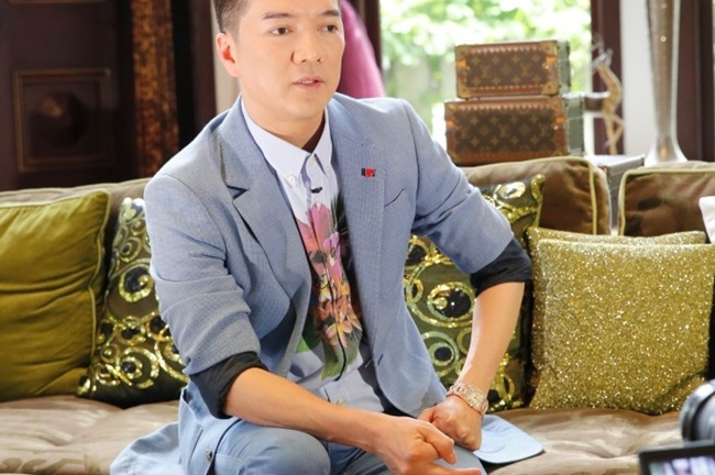 Đàm Vĩnh Hưng quay hình ngay tại biệt thự triệu đô xa hoa